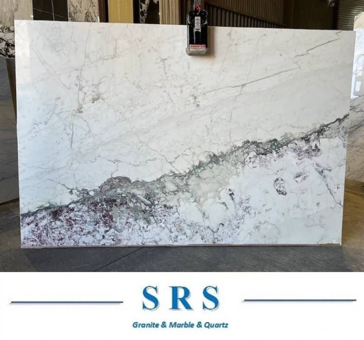 Довга мармурова плита