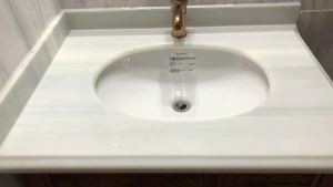 Кварцові стільниці з білими шафами